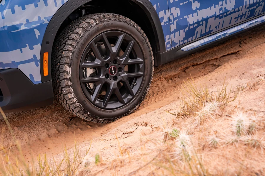 A Mini Countryman prototípus terepgumijának közelképe