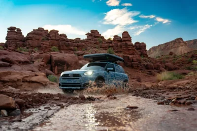 Álcafóliás Mini Countryman prototípus vízen hajt át a sziklás terepen