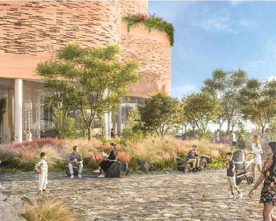 Árnyékos közösségi tér a múzeum földszintjén, látogatókkal