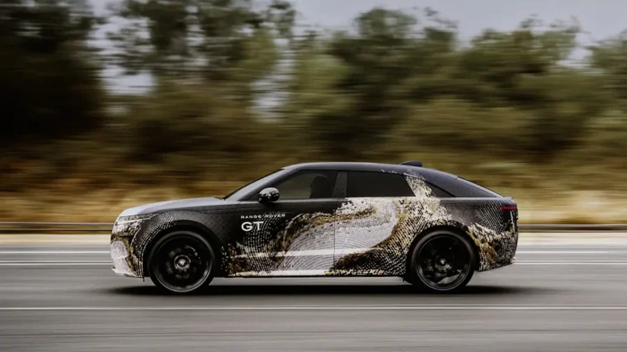 Az álcafóliás Range Rover GT prototípus menet közben, oldalnézetből