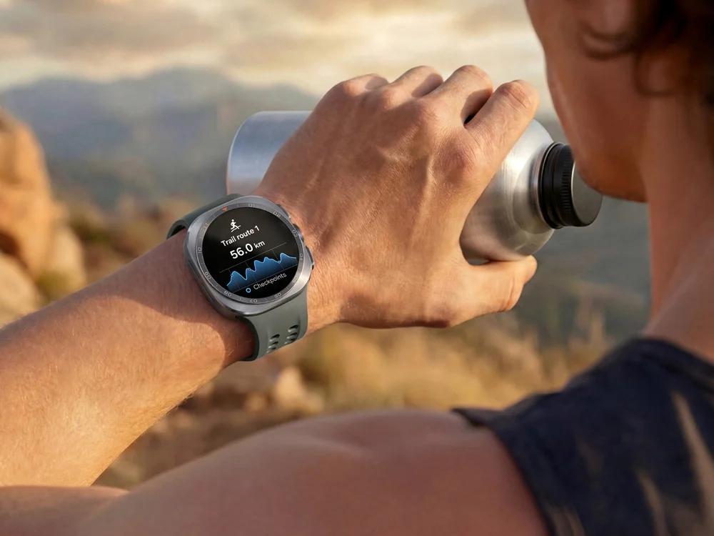 Sportoló ivás közben, csuklóján a Galaxy Watch Ultra2 órával