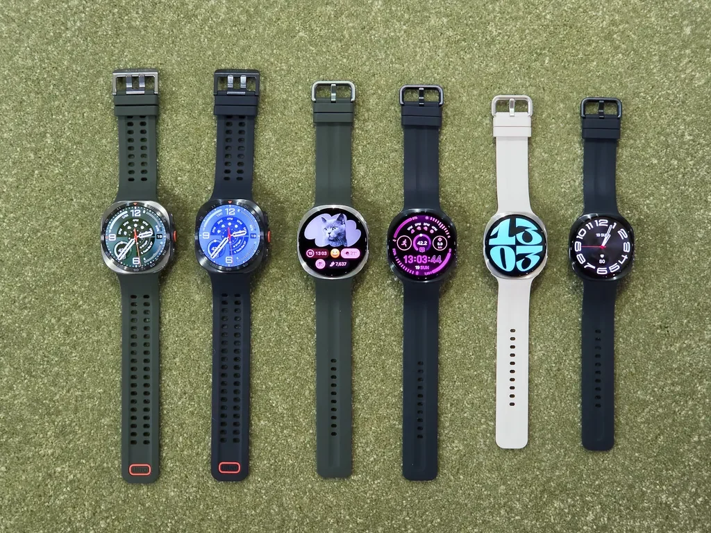 Samsung Galaxy Watch órák sorban, különböző szíjakkal a füvön