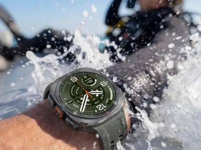 A Samsung Galaxy Watch Ultra2 csuklón, fröccsenő vízben