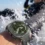 A Samsung Galaxy Watch Ultra2 csuklón, fröccsenő vízben