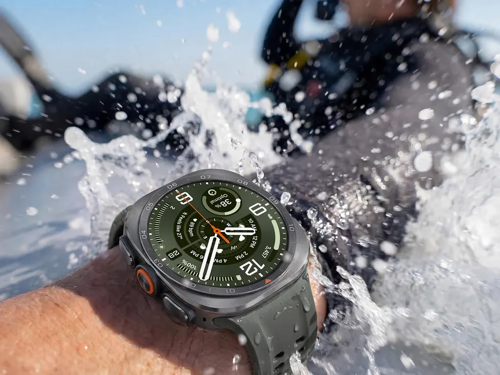 A Samsung Galaxy Watch Ultra2 csuklón, fröccsenő vízben