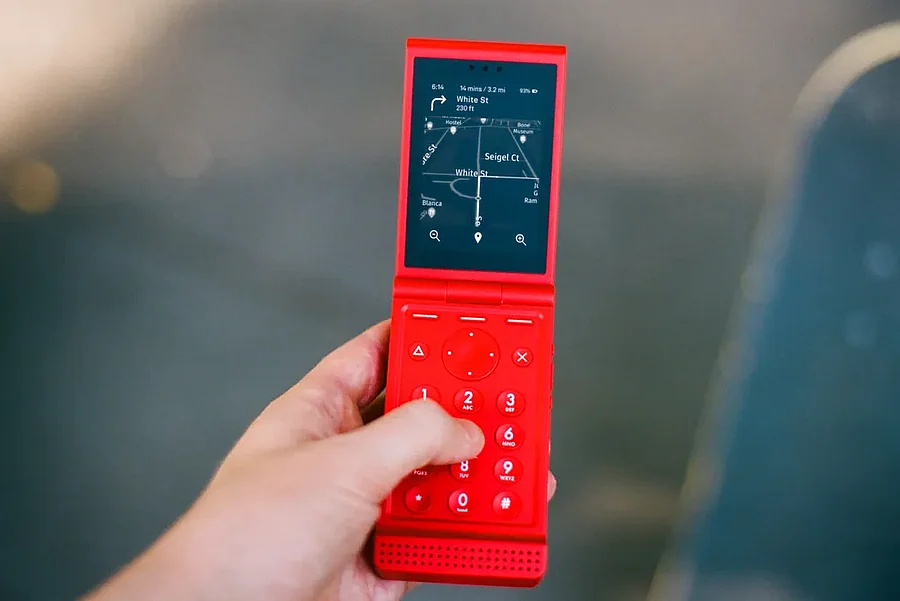 Piros Light Phone Flip kinyitva, kézben tartva