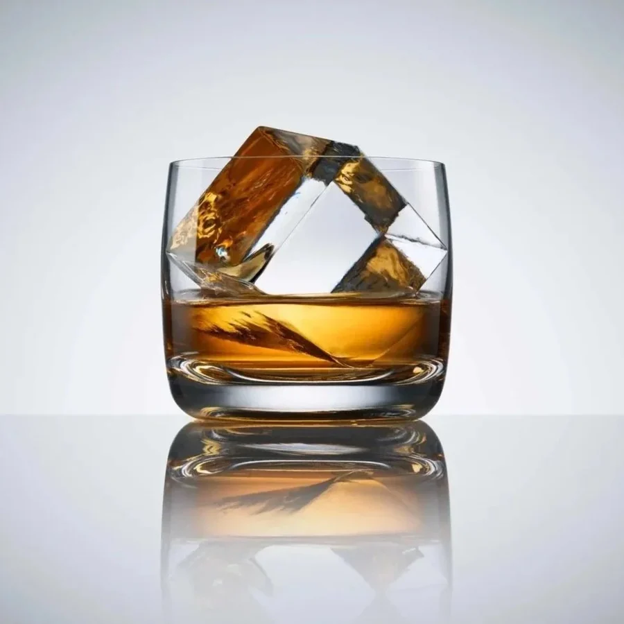 Fazettált, kristálytiszta jégtömb whiskyspohárban