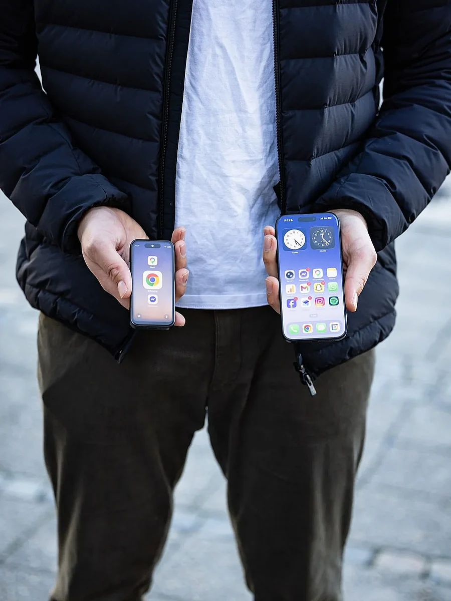 Két kézben tartott telefon összehasonlítása méret szerint