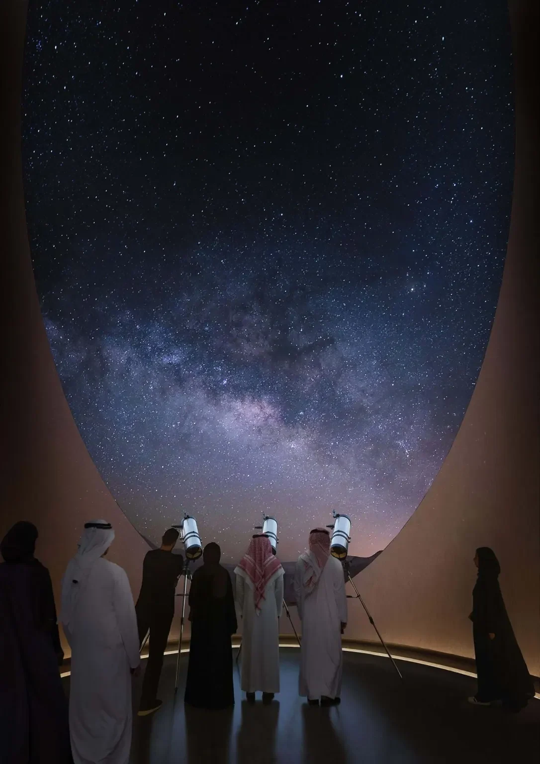 Látogatók a planetárium vetítővászna előtt