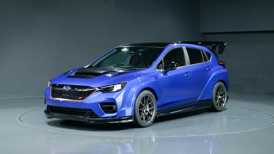 A kék Subaru STI Performance-B koncepció a kiállítás forgószínpadán