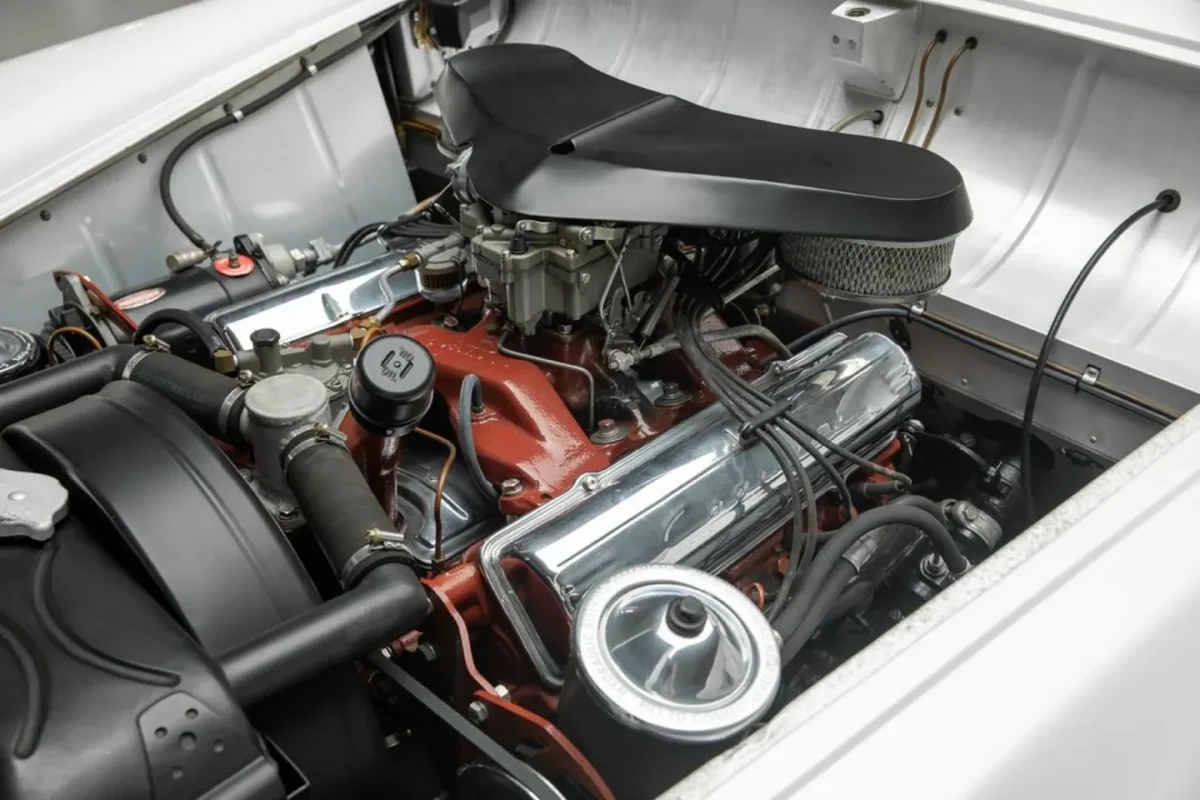 V8-as benzinmotor fekete légszűrőházzal és krómozott szelepfedelekkel a motortérben