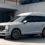 Fehér színű Hyundai Palisade High Roof terepjáró egy modern épület előtt parkolva