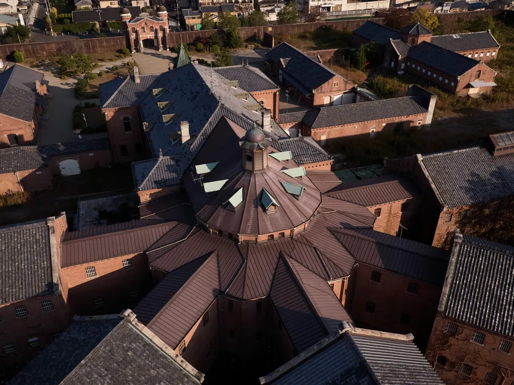 Madártávlati kép a sugaras elrendezésű, vöröstéglás épületegyüttesről
