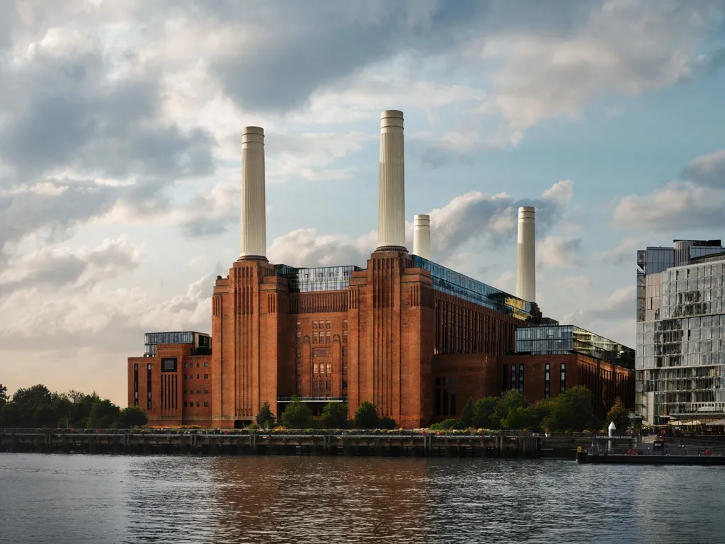 A Battersea Power Station téglaépülete a kéményekkel a folyó partján